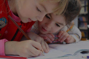 Enfants travaillant sur un cahier