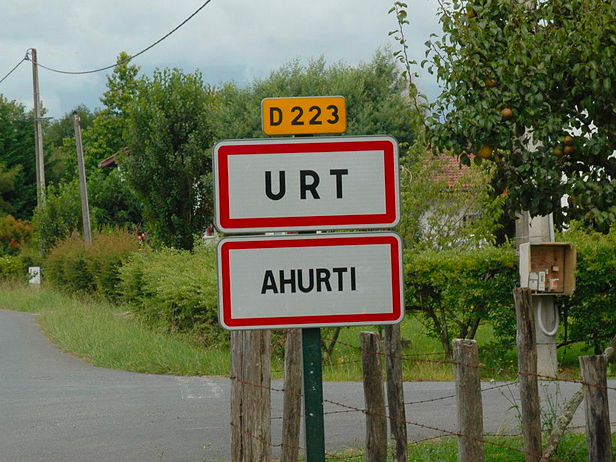 Panneaux bilingues noms du village d'Urt